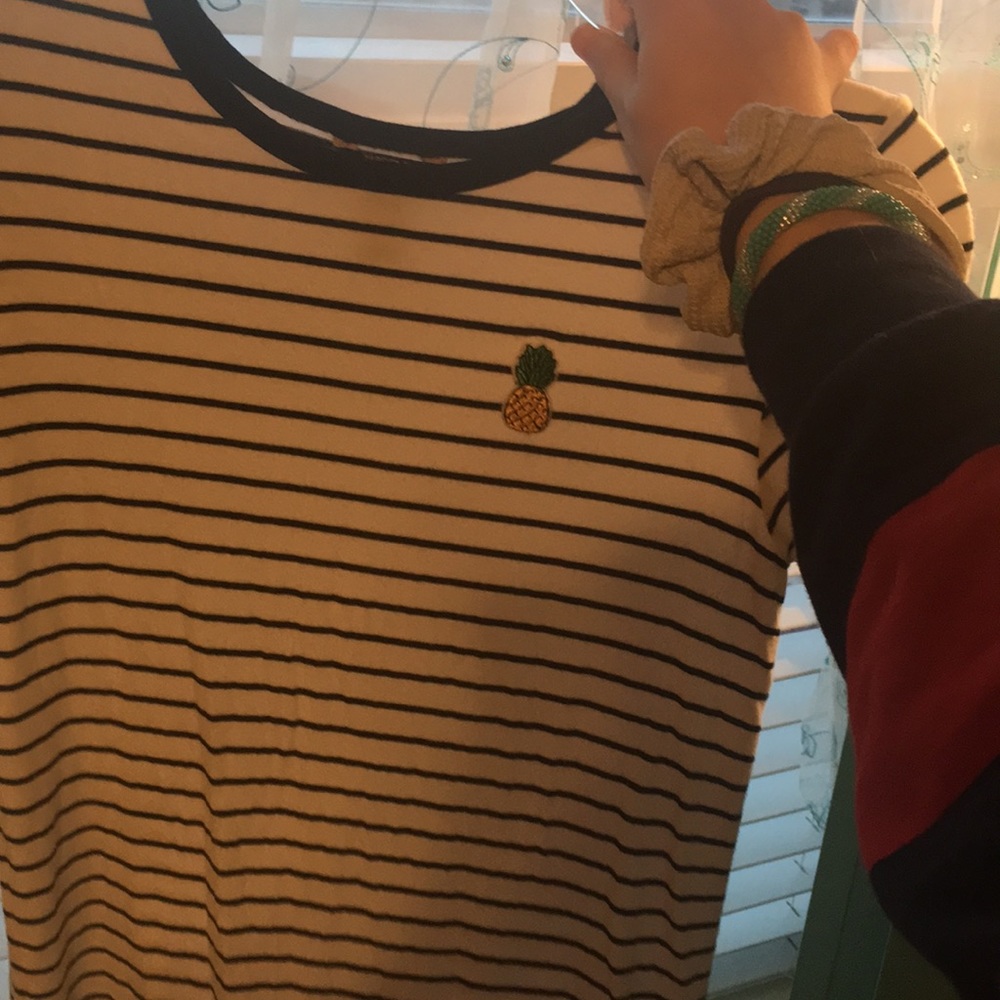 black and white striped “pineapple” tee!
